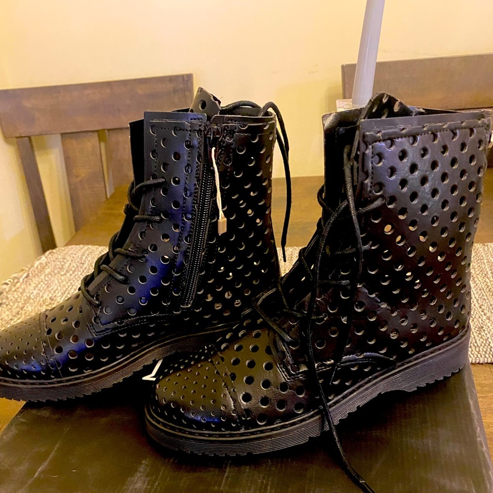 Cult perforated boots 😍